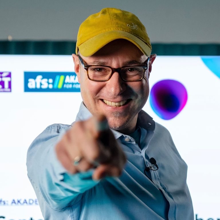 Christian Tembrink als KI-Speaker auf der Bühne der afs Akademie