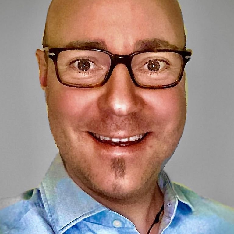 Porträtaufnahme von Christian Tembrink, KI-Speaker und Consultant